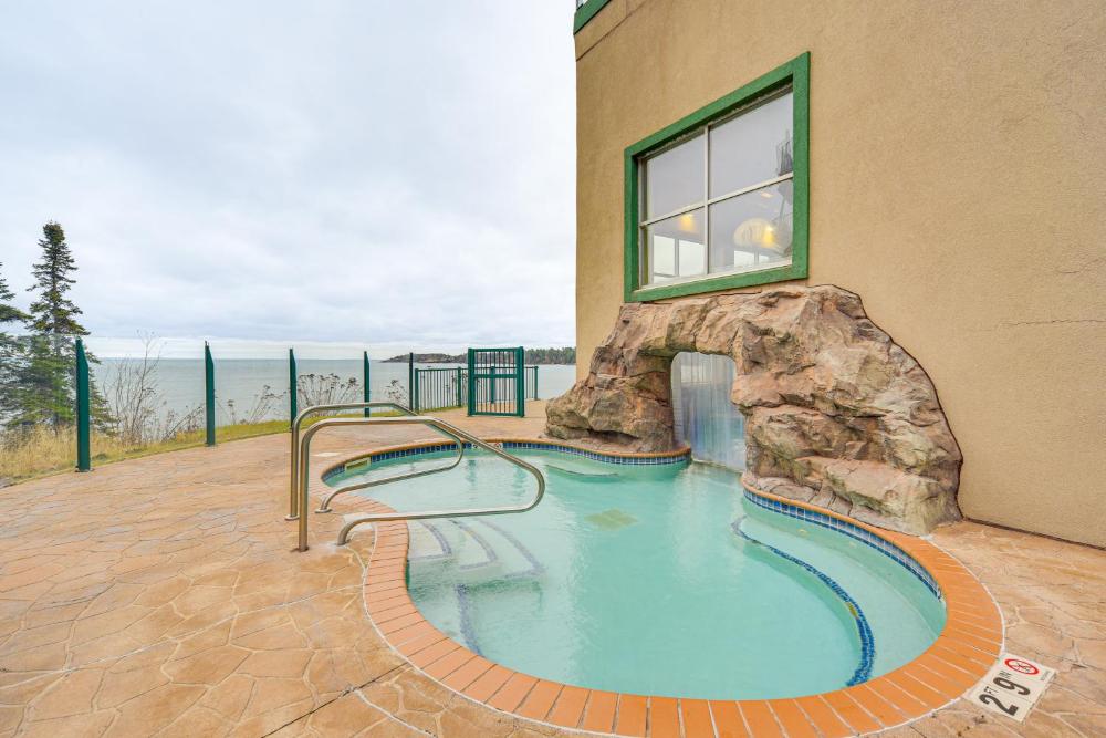 Pool and Lake Access Northern Lakes Retreat!